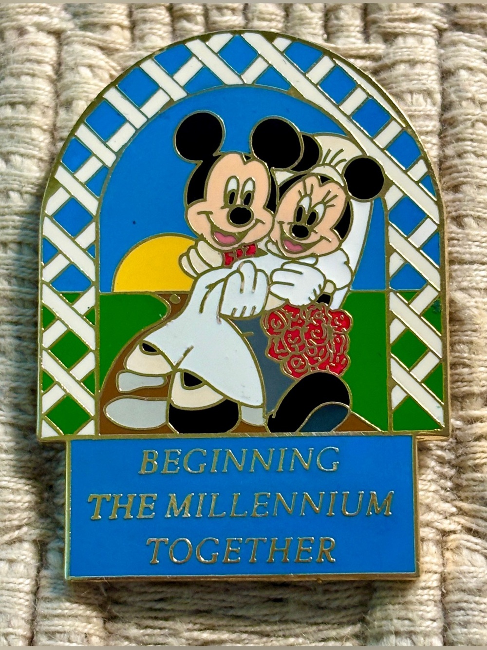 DISNEY 2000 *Rare* Mickey & Minnie Mouse Millennium Wedding Celebration Pin
